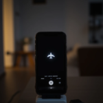 Higiene do sono com descompressão digital e rotina noturna sem telas.