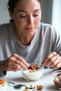 1c45af13-290b-441f-8a71-ec5cf6be206a-201x300 Menopausa e Saciedade: 5 Passos para Comer Melhor
