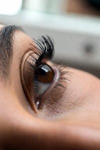 51384ef8-5211-423e-9f54-7a6ab37318d9-201x300 5 Técnicas para Cílios Mais Longos com Escova Mini