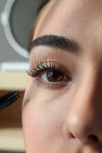 7b492e38-9366-45fe-b992-478340420d39-201x300 5 Técnicas para Cílios Mais Longos com Escova Mini