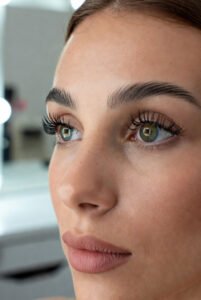 95c39cfd-f9a6-4f63-8ef0-fb46d86ab2b4-201x300 5 Técnicas para Cílios Mais Longos com Escova Mini