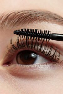 a783c9a8-f128-4345-801e-2f93faab7036-201x300 5 Técnicas para Cílios Mais Longos com Escova Mini