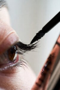 b9da749b-025c-4c86-8b5a-10b990bb57ad-201x300 5 Técnicas para Cílios Mais Longos com Escova Mini