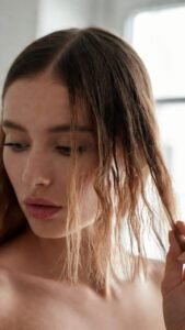 bbad823e-7bc1-4159-8293-7ce0ea4ba979-169x300 Pontas Duplas: o Problema que Afina Seu Cabelo