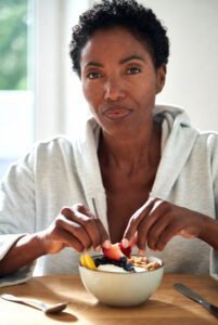 d2cb1fd8-cfb2-4285-82ef-218f6ff763ca-201x300 Menopausa e Saciedade: 5 Passos para Comer Melhor