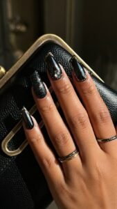 grok-image-d901dac2-9bae-4c96-a8bf-59f7609e8a0c-169x300 Unhas Lipstick: Preto Escorpião da Noite